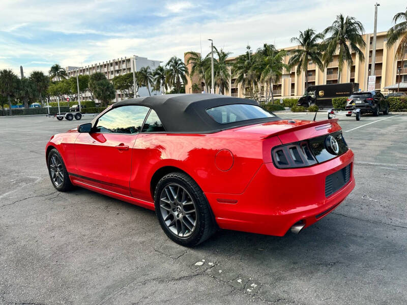 2013 Ford Mustang V6 Premium photo 12