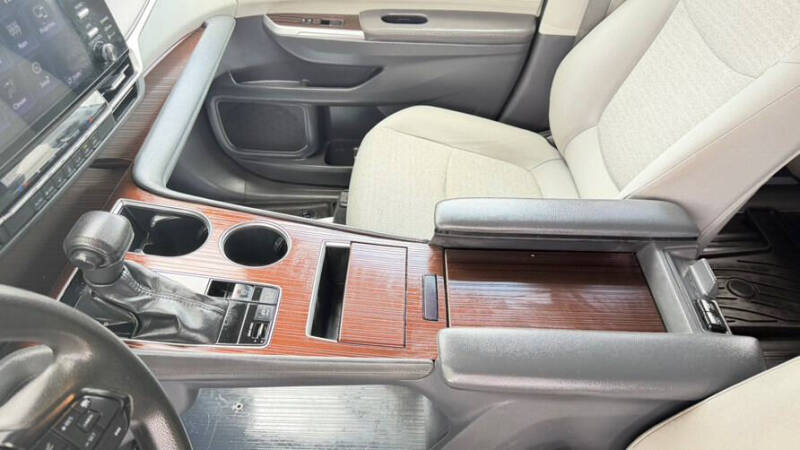 2022 Toyota Sienna LE 8-Passenger