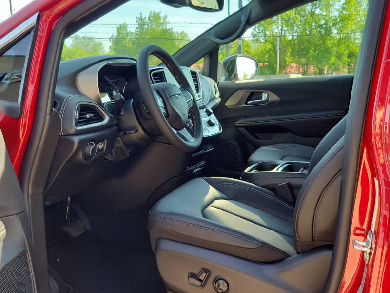 2027 Chrysler Pacifica Select