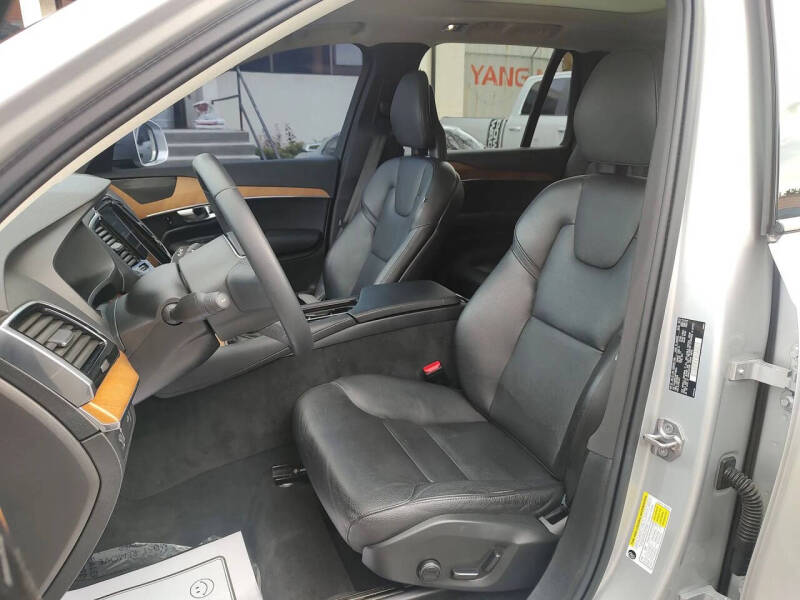 2022 Volvo XC90 T5 Momentum