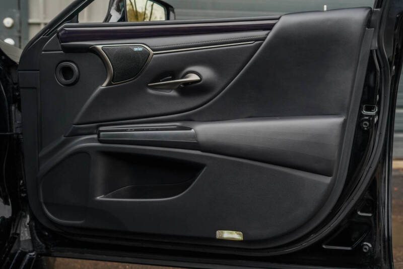 2020 Lexus ES 300h Ultra Luxury