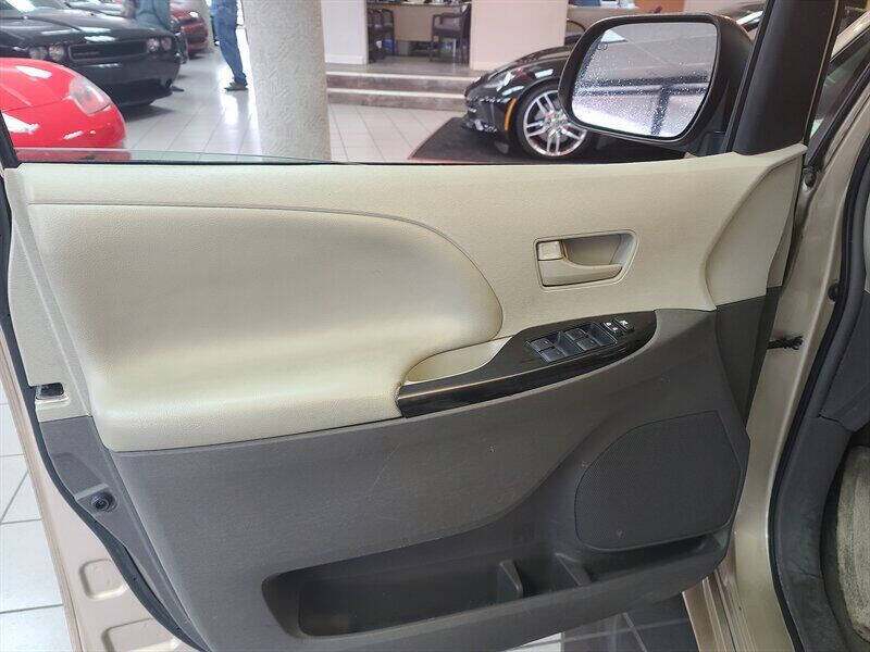 2014 Toyota Sienna LE 7-Passenger Auto Access Seat