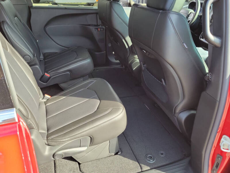 2027 Chrysler Pacifica Select