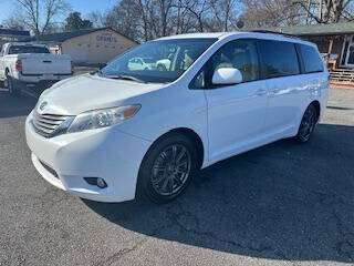 2014 Toyota Sienna XLE's photo