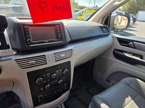 2013 Volkswagen Routan SE