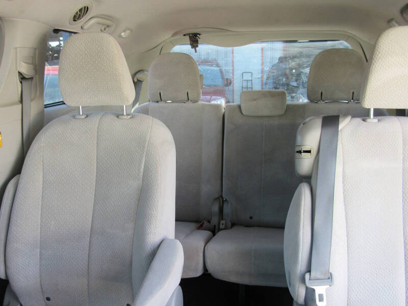 2013 Toyota Sienna LE 8-Passenger