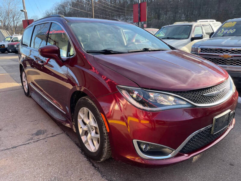 2017 Chrysler Pacifica Touring-L's photo