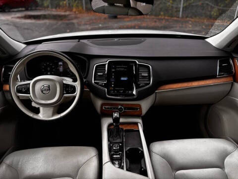 2021 Volvo XC90 T6 Momentum 7-Passenger