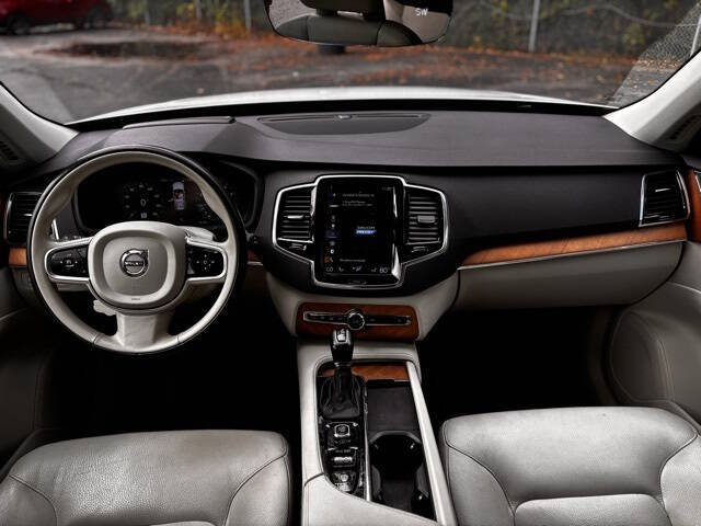 2021 Volvo XC90 T6 Momentum 7-Passenger