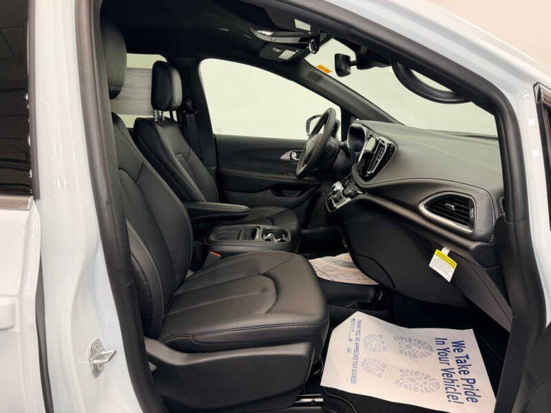 2027 Chrysler Pacifica Select
