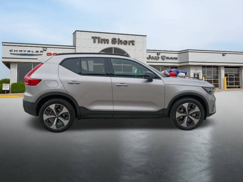 2025 Volvo XC40 B5 Plus Dark Theme