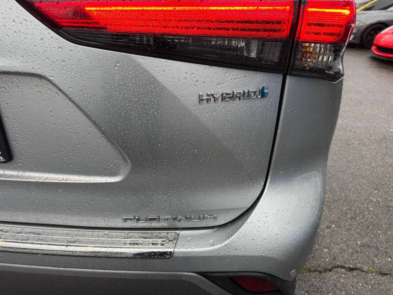 2022 Toyota Highlander Hybrid Platinum