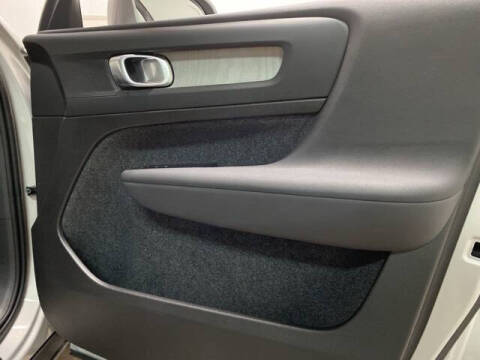 2025 Volvo XC40 B5 Plus Bright Theme