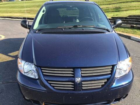 2005 Dodge Grand Caravan for sale at Car Connection in Painesville OH