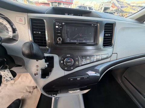 2014 Toyota Sienna SE 8-Passenger