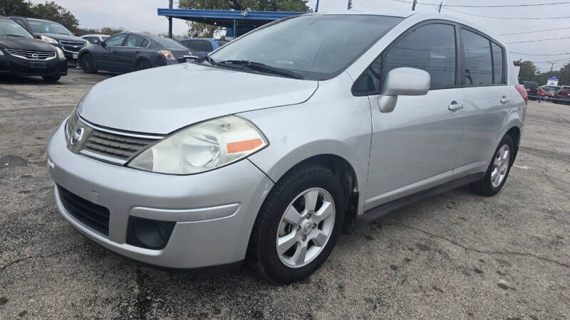 2009 Nissan Versa SL's photo