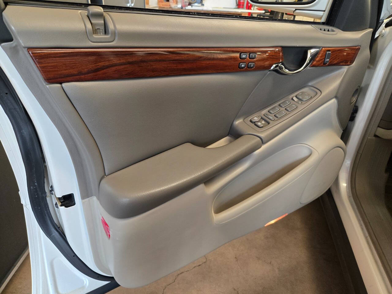 2002 Cadillac DeVille 58