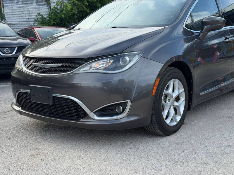 2017 Chrysler Pacifica Touring-L Plus
