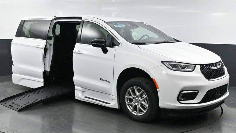 2025 Chrysler Pacifica Select's photo