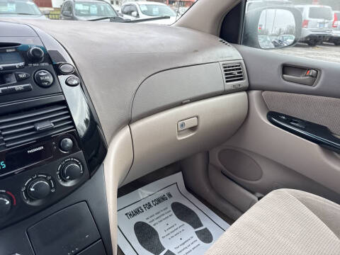 2005 Toyota Sienna LE 8 Passenger