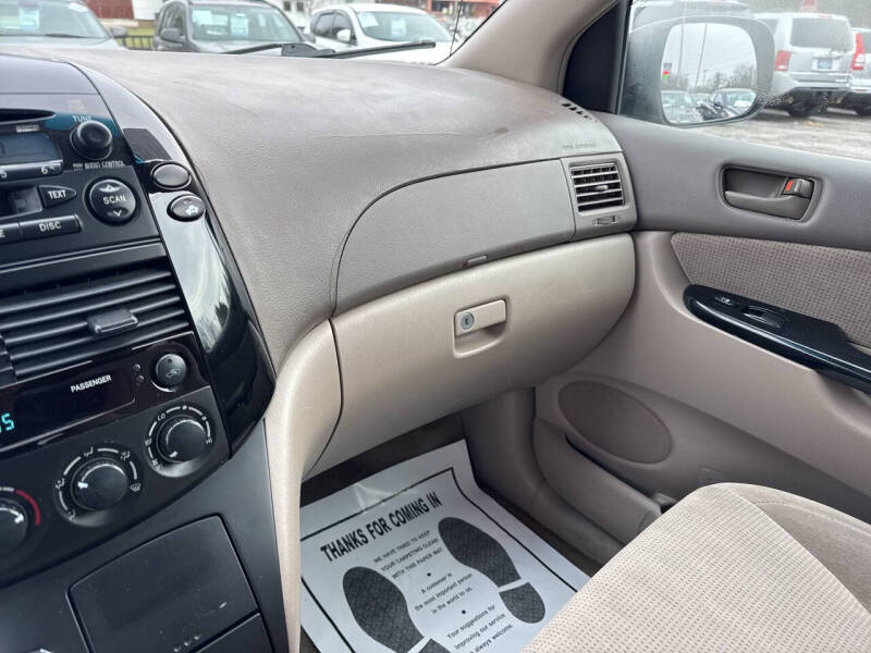 2005 Toyota Sienna LE 8 Passenger
