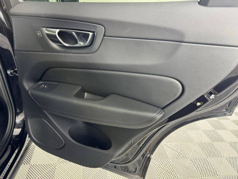 2024 Volvo XC60 B5 Core Dark Theme