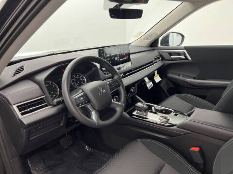 2025 Mitsubishi Outlander ES