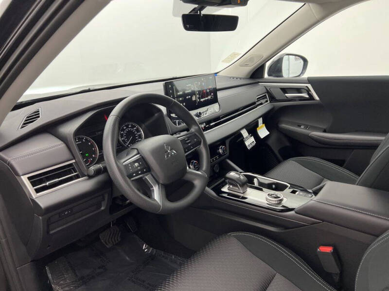 2025 Mitsubishi Outlander ES