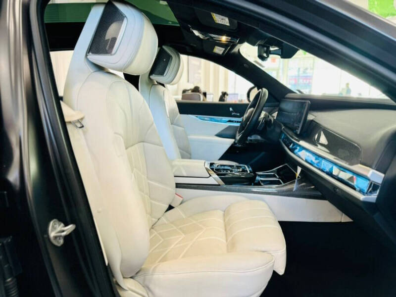 2023 BMW 7 Series 740i