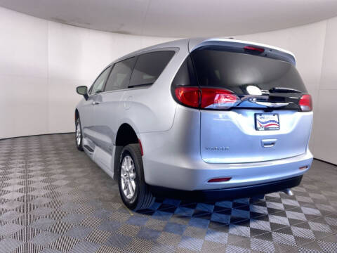 2023 Chrysler Voyager LX