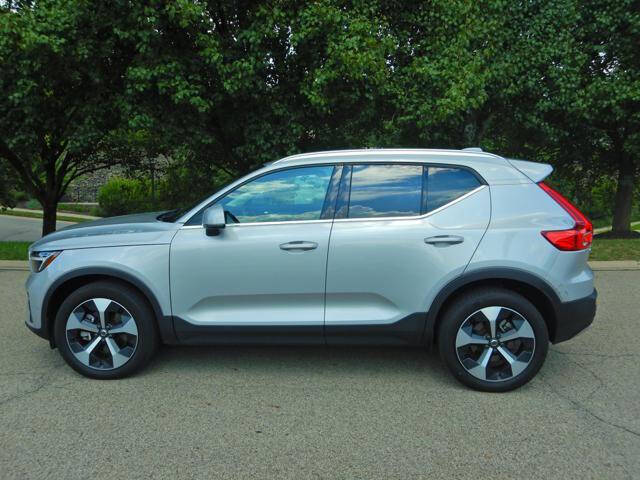2025 Volvo XC40 B5 Plus Bright Theme