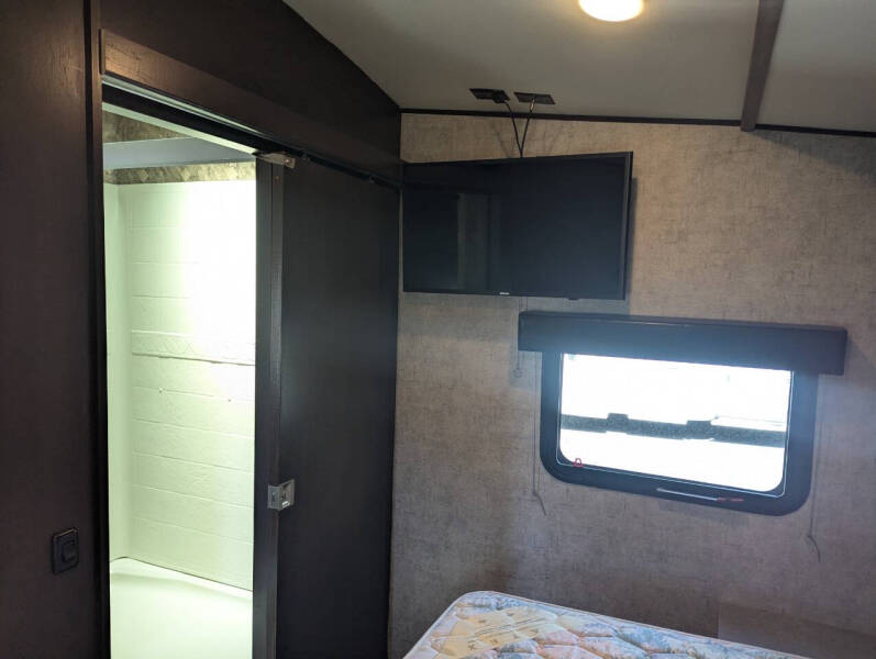 2017 Winnebago Spyder 28SC / 34ft