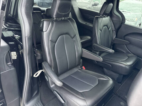 2025 Chrysler Pacifica Select