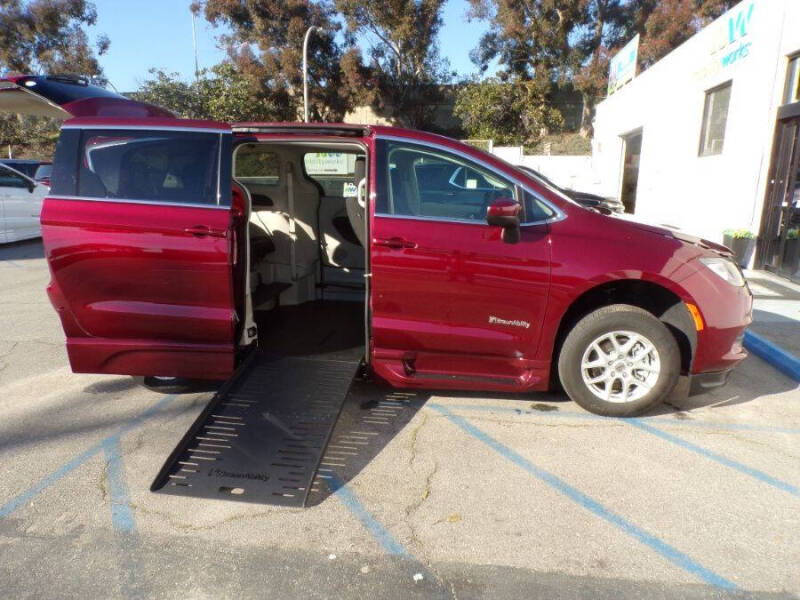 2022 Chrysler Voyager LX