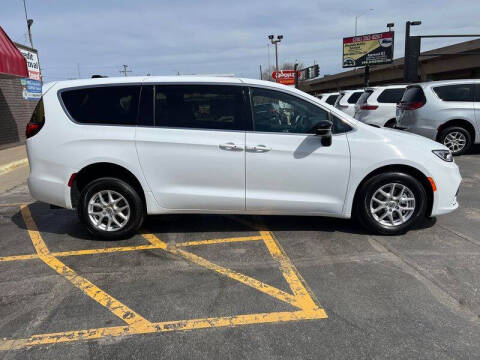 2024 Chrysler Pacifica Touring