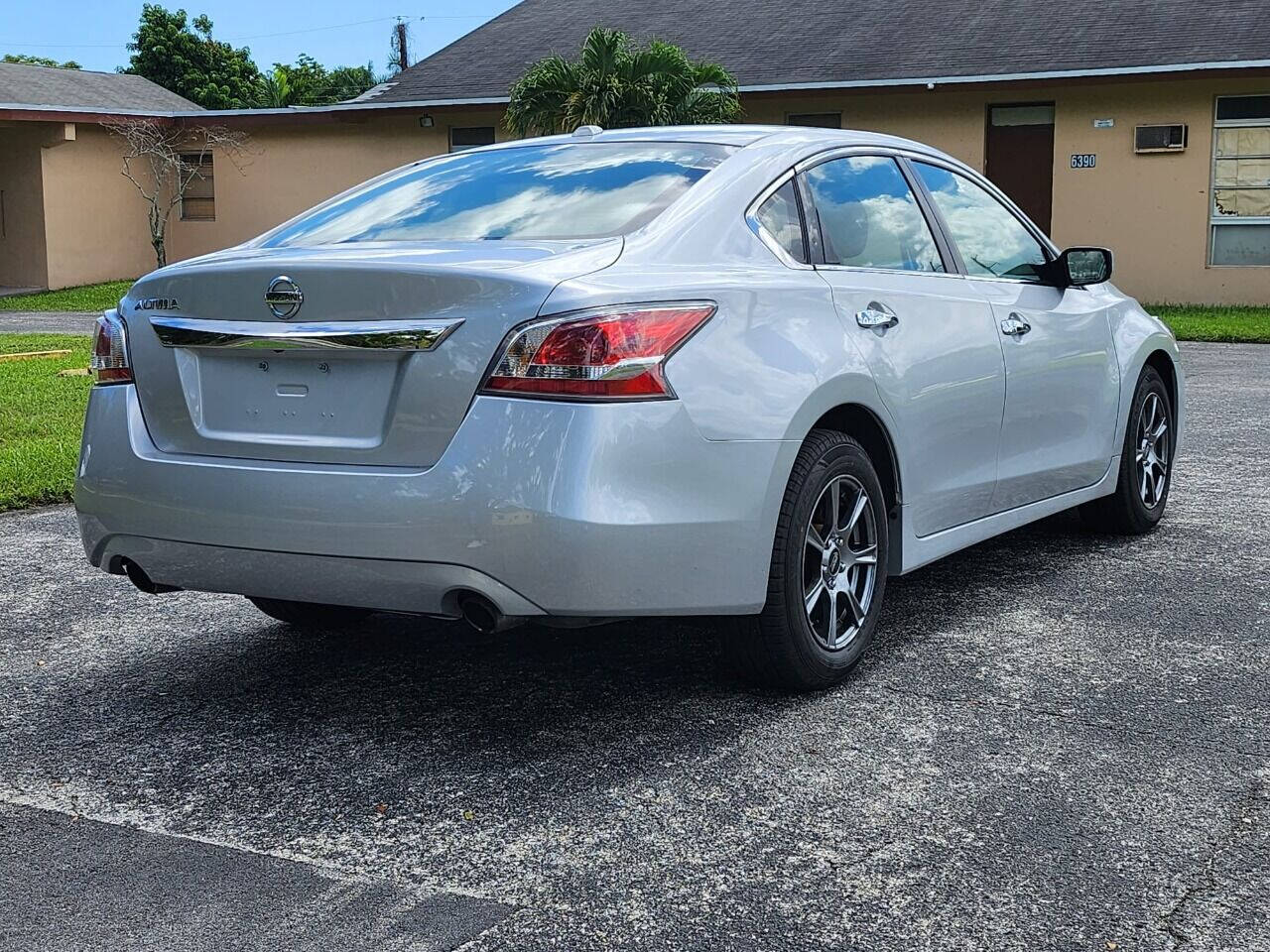 2015 NISSAN Altima Sedan - $14,995