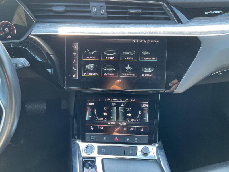 2022 Audi e-tron quattro Premium