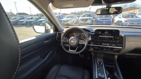 2022 Nissan Pathfinder SL