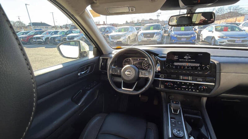 2022 Nissan Pathfinder SL