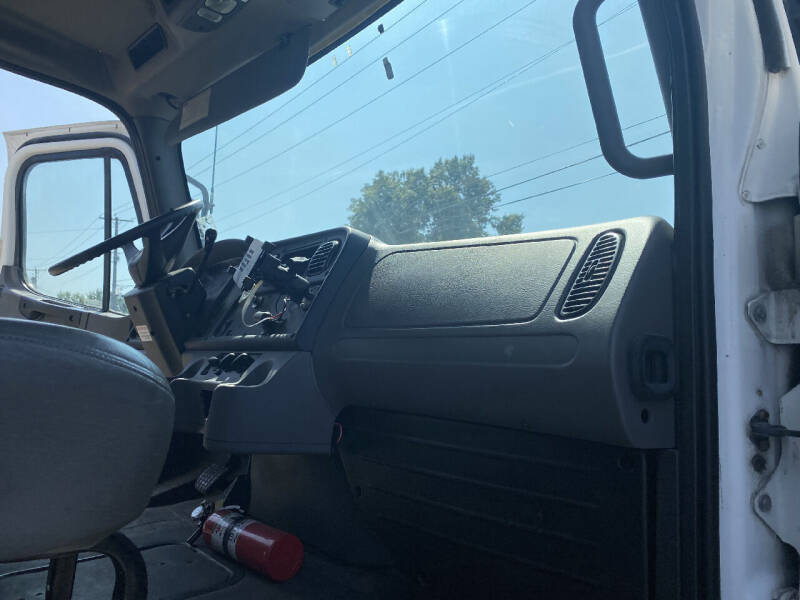 2006 Freightliner M2 106