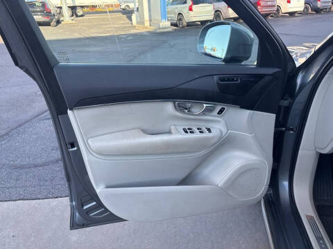 2020 Volvo XC90 T6 Momentum 6-Passenger