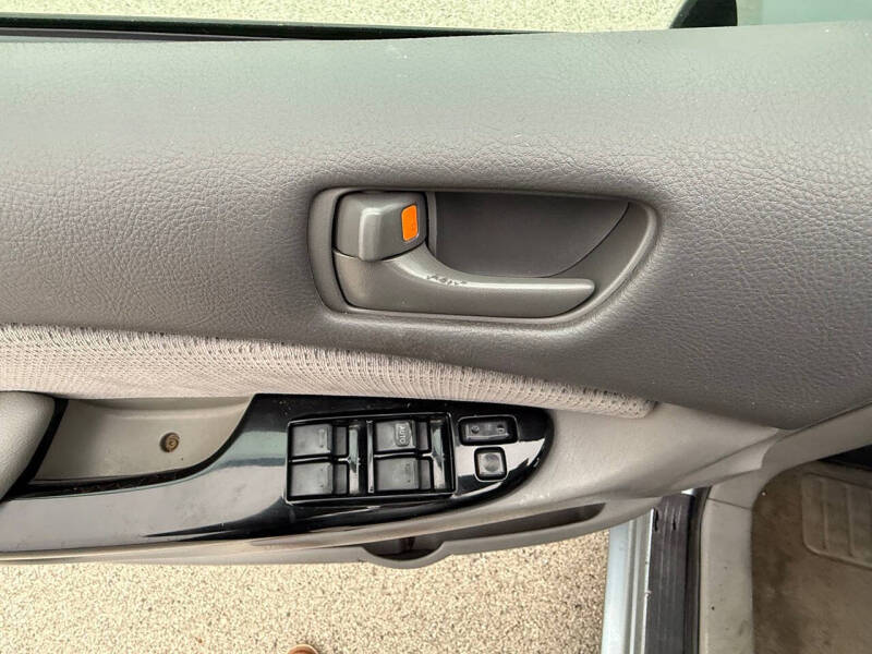 2004 Toyota Sienna CE 8 Passenger