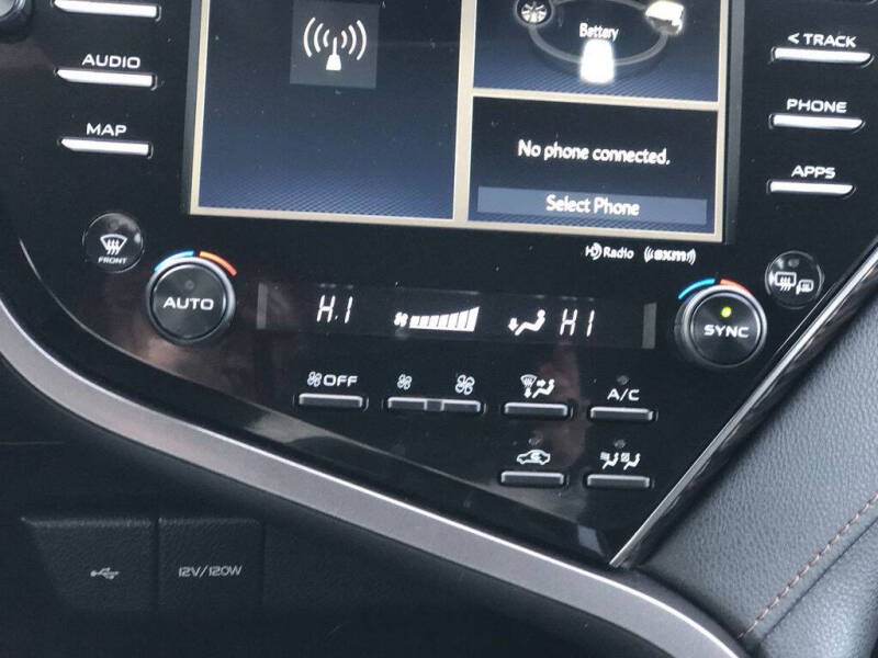 2020 Toyota Camry Hybrid XLE