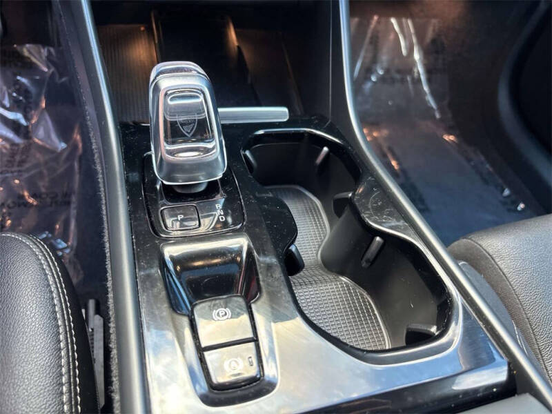 2024 Volvo XC40 B5 Plus Dark Theme