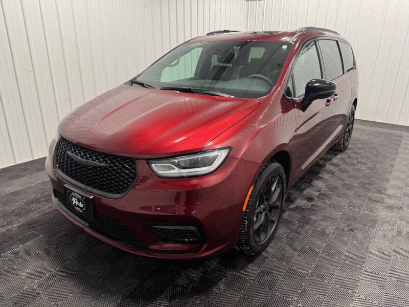 2023 Chrysler Pacifica Limited's photo