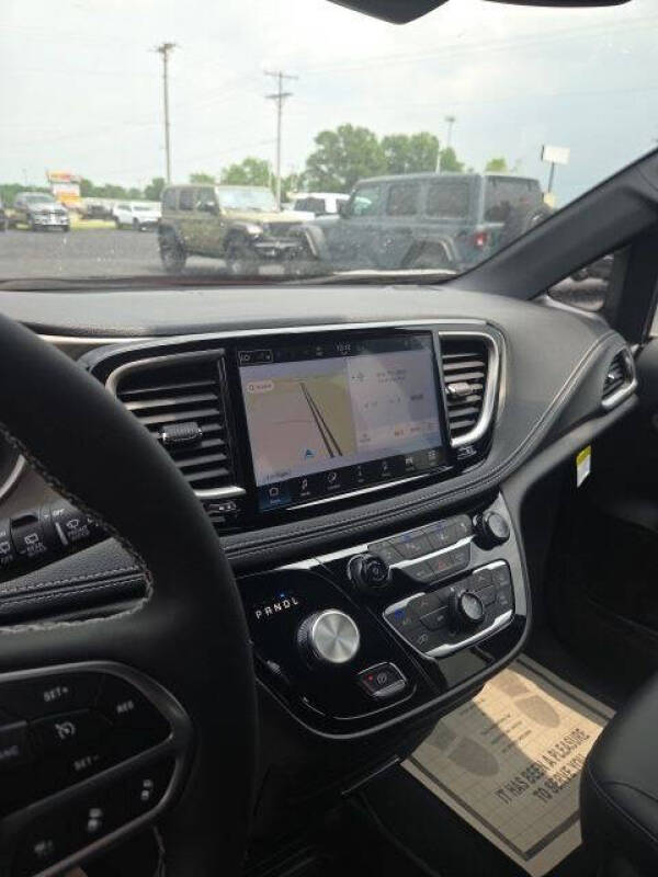 2027 Chrysler Pacifica Select