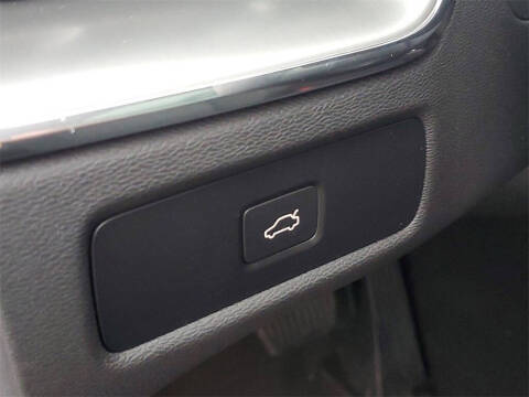 2025 Volvo XC60 B5 Core Dark Theme