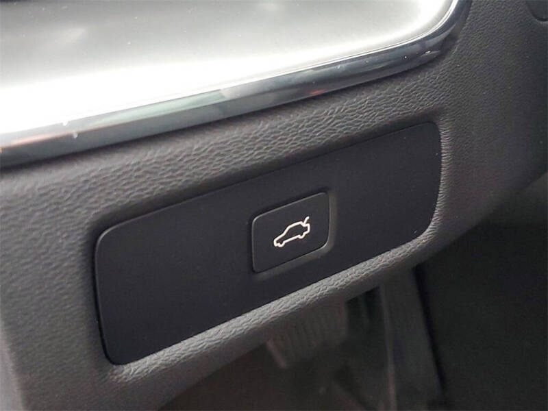 2025 Volvo XC60 B5 Core Dark Theme