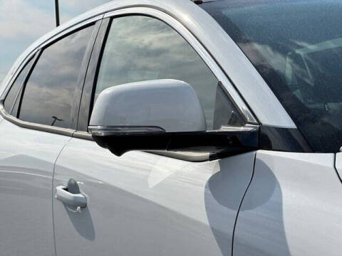 2025 VinFast VF8 Eco