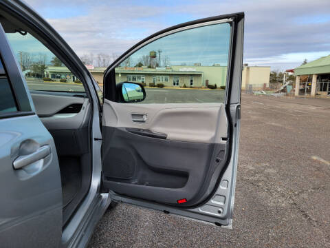 2019 Toyota Sienna LE 8-Passenger